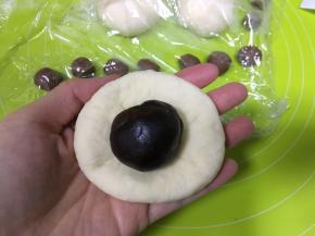 豆沙分为20g一份，滚圆，包入原色面团中，白面团要揪一点点下来作为熊猫的眼睛珠