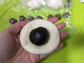 豆沙分为20g一份，滚圆，包入原色面团中，白面团要揪一点点下来作为熊猫的眼睛珠