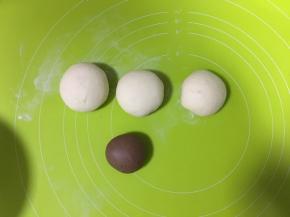 把面团分为3大一小的面团，小的那份加入可可粉，加一汤匙水揉匀，其他三份等大