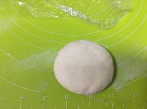 包好豆沙馅，收口，按压一下