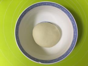 揉成光滑面团，盖上湿毛巾，温暖处发酵1个小时左右