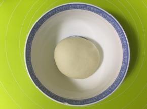 揉成光滑面团，盖上湿毛巾，温暖处发酵1个小时左右
