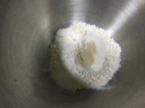 中筋面粉倒入盆内，倒入干酵母和细砂糖