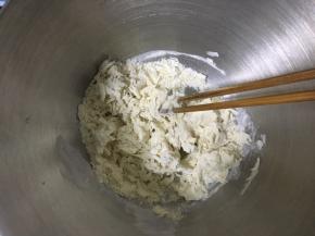 一边倒入清水一边用筷子搅拌成棉絮状