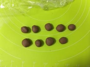 把可可面团分为9小份，其中3份做熊猫的耳朵，6份做眼袋和鼻子