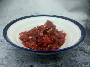 牛肉切丝，加生抽，淀粉，盐，少许，腌制10分钟