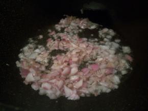 锅里放油，炒香洋葱末