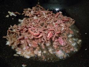 放牛肉丝翻炒至熟