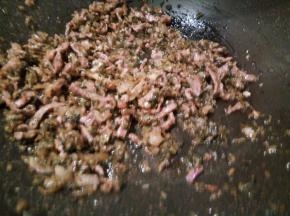 加点白糖，鸡精调味，起锅备用
