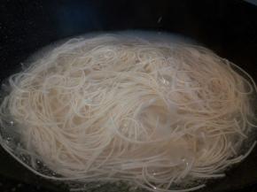 用筷子翻拌，防止粘连