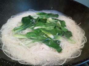面条快熟的时候，加青菜至熟