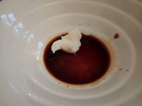 锅里加盐，生抽，猪油，味精，少许