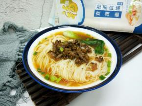 放上面条，芽菜，拌拌加可以享用了。