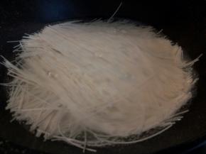 锅里放适量清水，烧至锅边的水冒泡，加一勺盐，下面条煮