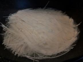 锅里放适量清水，烧至锅边的水冒泡，加一勺盐，下面条煮