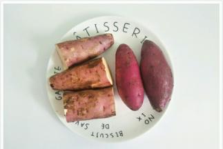 番薯和紫薯清洗干净，上锅蒸熟