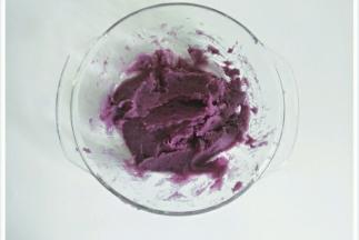 紫薯也加入白糖捣成泥，紫薯比较干，可以稍微加点水