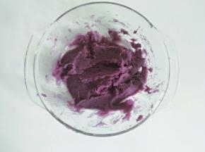 紫薯也加入白糖捣成泥，紫薯比较干，可以稍微加点水