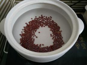 放入砂锅，加入适量水烧开