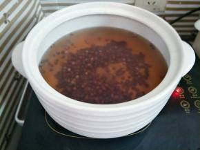 水开后加入冰糖煮至红豆软烂