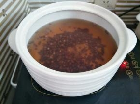 水开后加入冰糖煮至红豆软烂