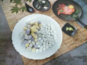 准备适量芋圆和糯米小丸子(这次做了芋头的，做法一样)