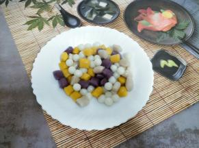 烧一锅热水，放入芋圆和小丸子煮到浮起