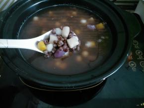 准备一口浅锅，放入红豆汤和芋圆小丸子小火煲着