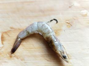 首先处理虾，去虾线。