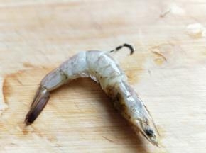 首先处理虾，去虾线。