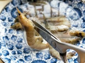 再用食品剪刀把虾的爪子剪掉，依次做完。