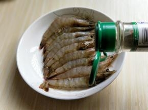 摆放再盘子里，撒上胡椒粉。(不喜欢的可以不放。)