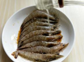 加入料酒，腌制15分钟。