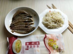 准备齐全，熟面条。