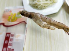 将虾身的皮去掉，(我是穿上竹签后再剥皮的，这样比较容易剥)