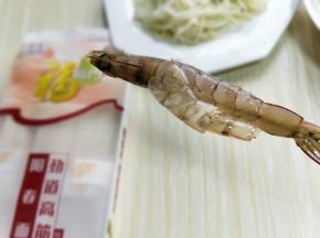将虾身的皮去掉，(我是穿上竹签后再剥皮的，这样比较容易剥)