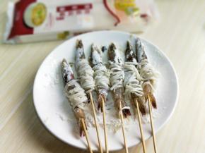 再去了皮的虾身缠上熟面条，再裹上干面粉。