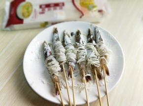 再去了皮的虾身缠上熟面条，再裹上干面粉。