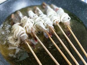 起油锅，油温8成时加入缠好面条的虾。