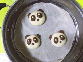 全部做好，萌萌的熊猫生豆沙包胚子就做好了，放入蒸锅内，盖上盖子醒发10分钟，然后大火烧开冒汽以后蒸15分钟，最后焖10分钟