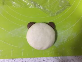 耳朵和脸的粘合处沾一点点水，便于粘合