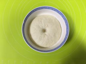 发酵到面团的2倍大小，用手指沾一点面粉戳一下，不会回缩即可