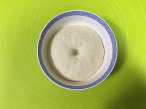发酵到面团的2倍大小，用手指沾一点面粉戳一下，不会回缩即可