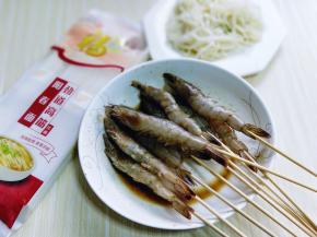 依次把虾用竹签穿完。