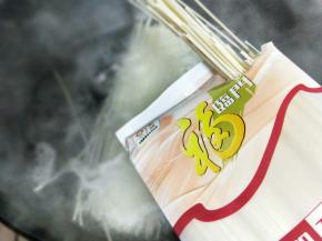 锅中加入清水烧开煮面，烧开后下入面，大火煮。