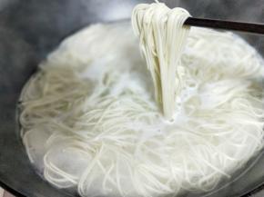 煮熟捞出过冷水。