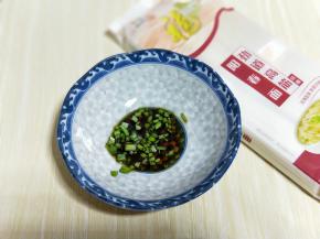 准备个碗，加入切好的葱花，加入生抽。