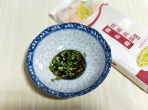 准备个碗，加入切好的葱花，加入生抽。