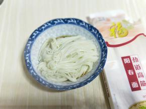 煮熟的面放入碗中。