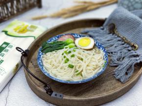 把焯水的清菜，哈尔滨肠，熟鸡蛋放碗中，把高汤倒入碗中即可。